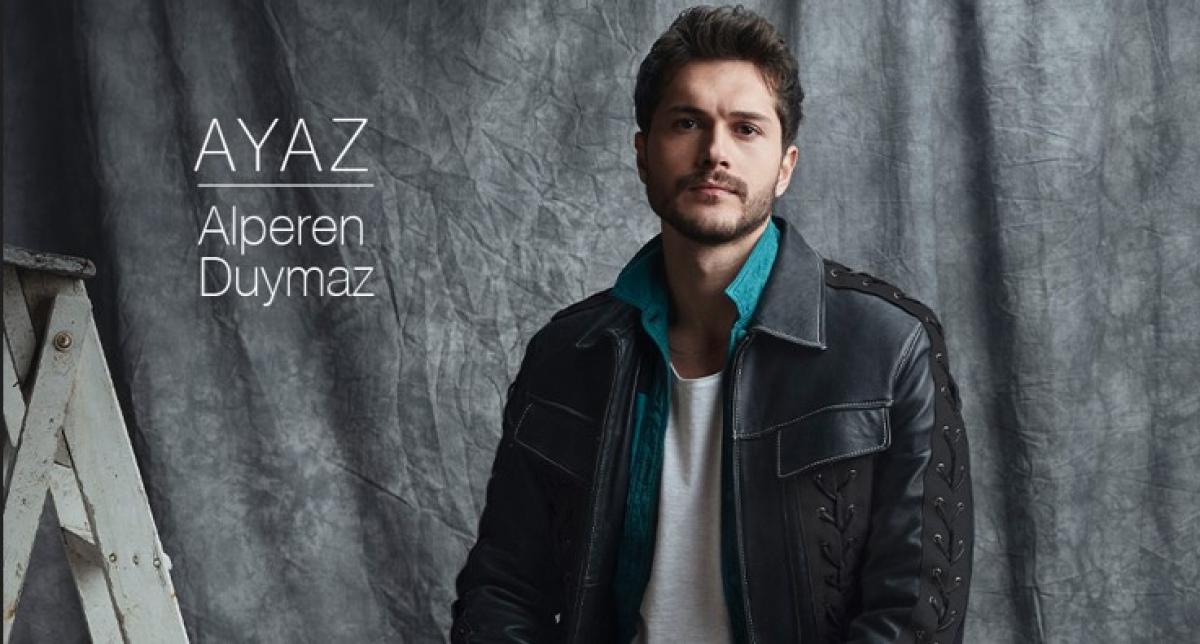 Alperen Duymaz poartă o geacă neagră