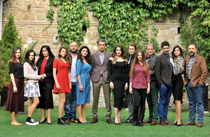 Actorii din Furtună pe Bosfor stau unul lângă celălalt