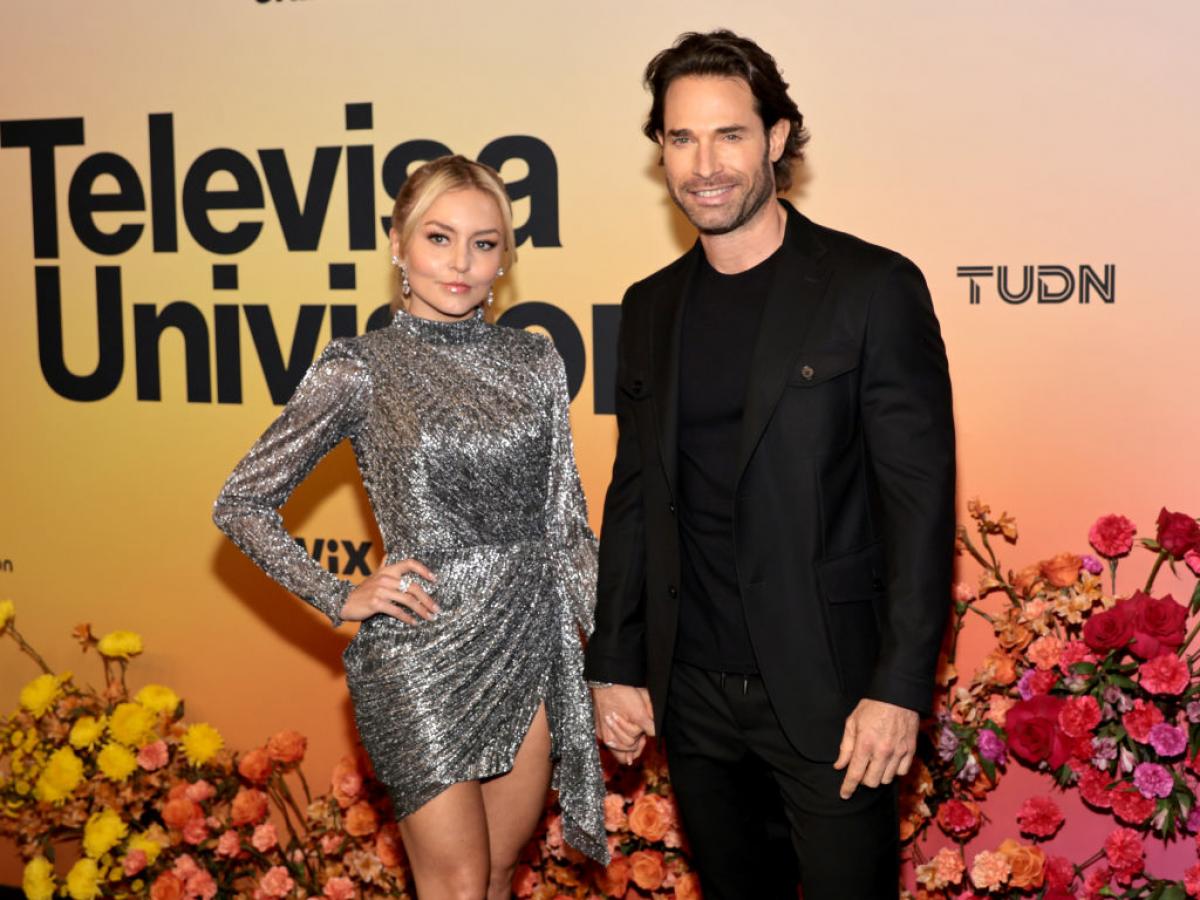 Angelique Boyer poartă o rochie argintie cu paiete și Sebastian Rulli poartă o ținută all-black