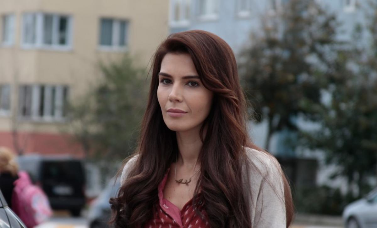 Hatice Şendil poartă o bluză cu mânecă lungă și părul desprins