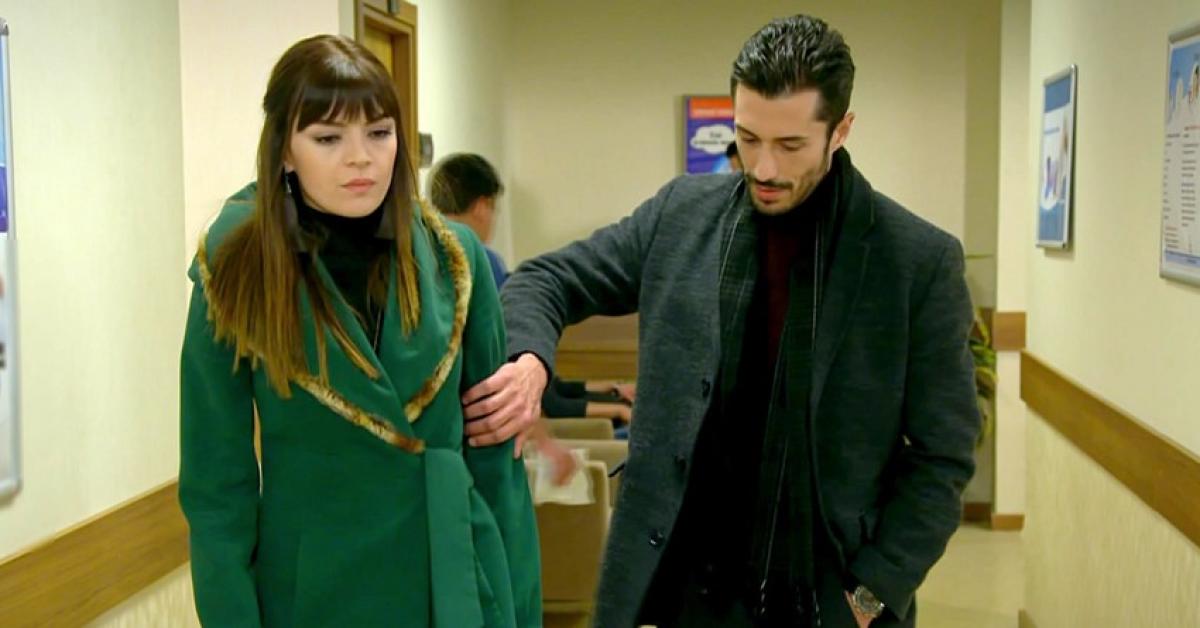 Esengül Aypek poartă un palton verde