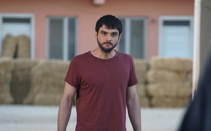 Toprak Can Adigüzel poartă un tricou vișiniu