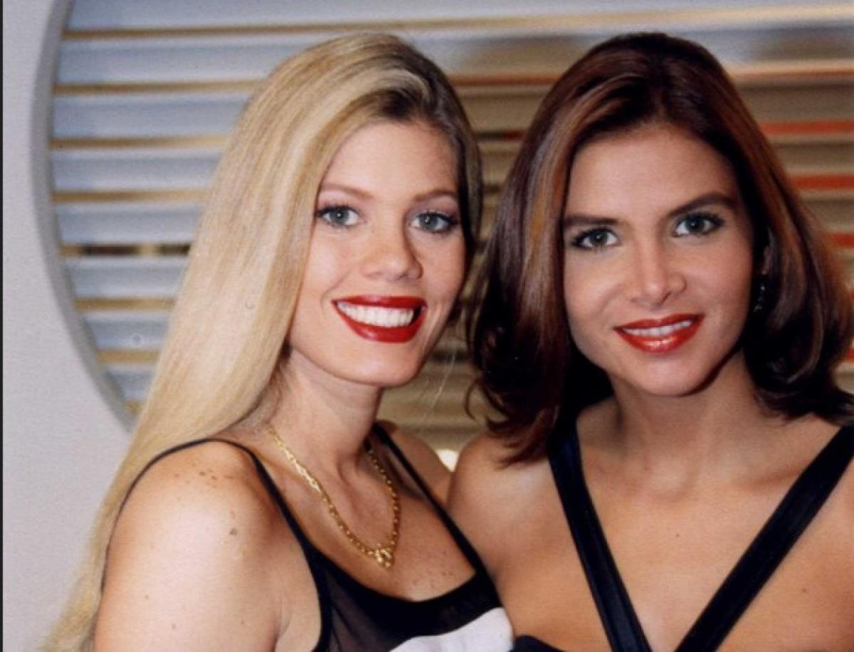 actrițe stau una lângă cealaltă și zâmbesc