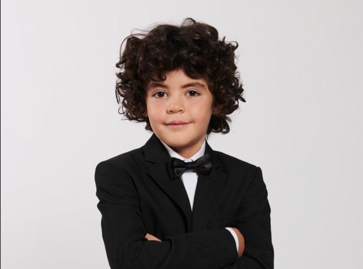 Berat Rüzgâr Özkan poartă un costum negru și o cămașă albă