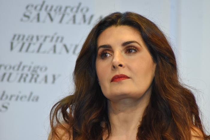 Mayrin Villanueva poartă părul desprins, ondulat
