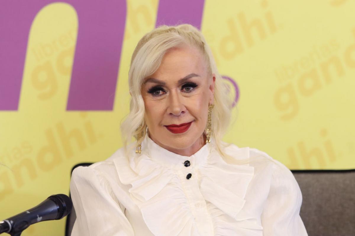 Laura Zapata poartă o bluză albă cu mâneci lungi