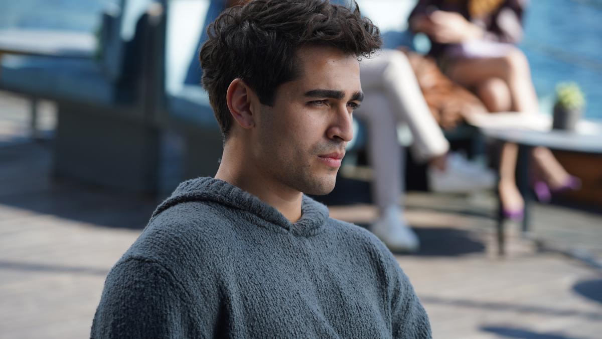 Mert Ramazan Demir poartă un hanorac gri cu mâneci lungi