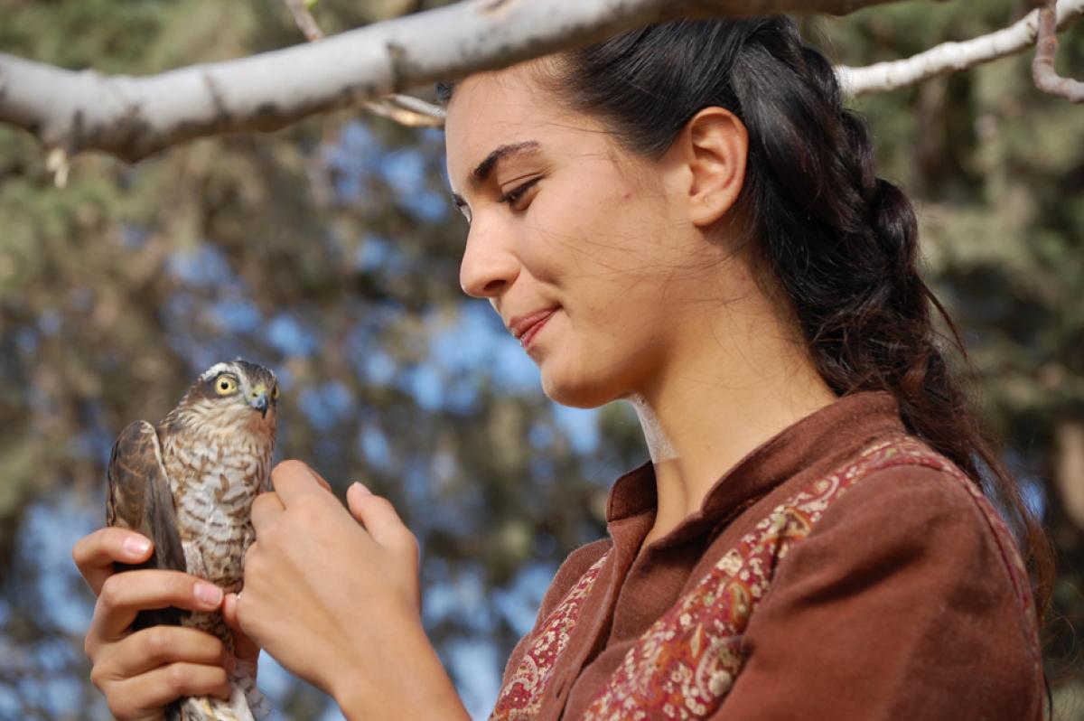 Tuba Büyüküstün poartă o bluză maro cu mâneci lungi
