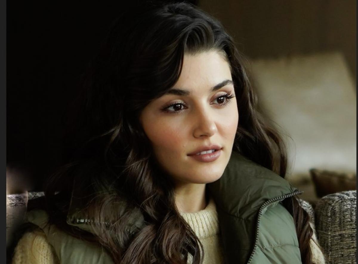 Hande Erçel poartă părul desprins și ondulat