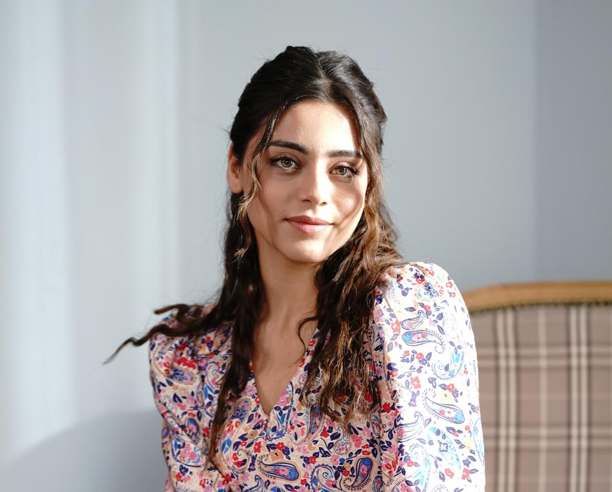 Sıla Türkoğlu poartă o rochie cu flori și părul desprins