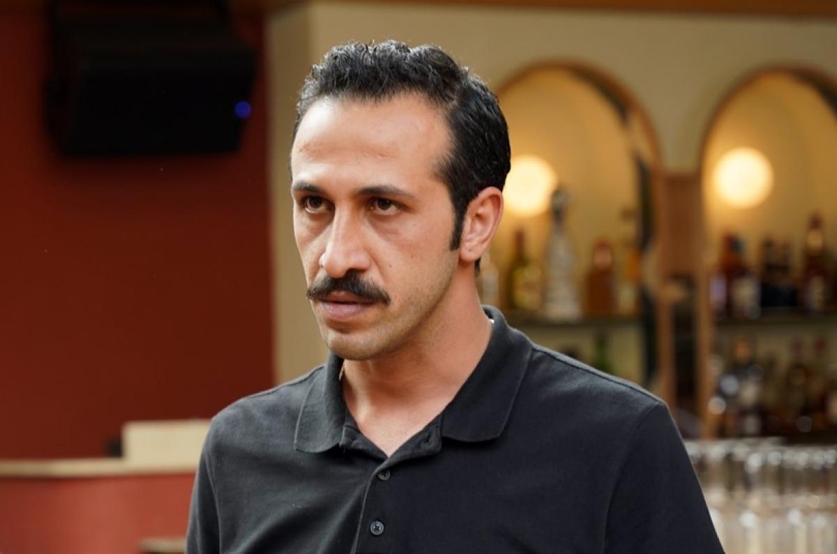 Ersin Arıcı poartă o bluză neagră cu mâneci lungi