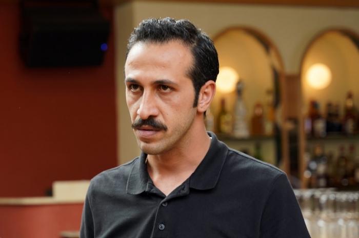 Ersin Arıcı poartă o bluză neagră cu mâneci lungi