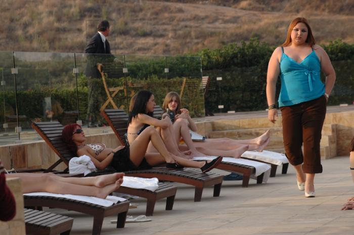 Estefanía Villarreal poartă pantaloni închiși la culoare și un maiou albastru