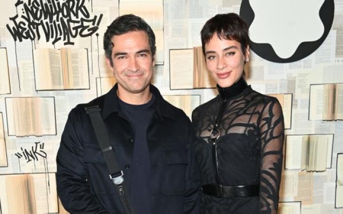Alfonso Herrera stă lângă Esmeralda Pimentel