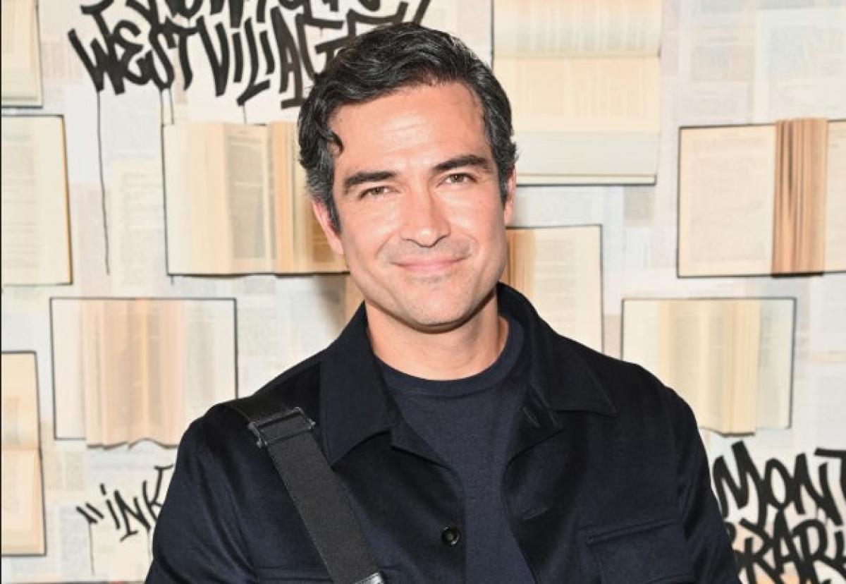 Alfonso Herrera poartă un tricou negru și un sacou de acceași culoare