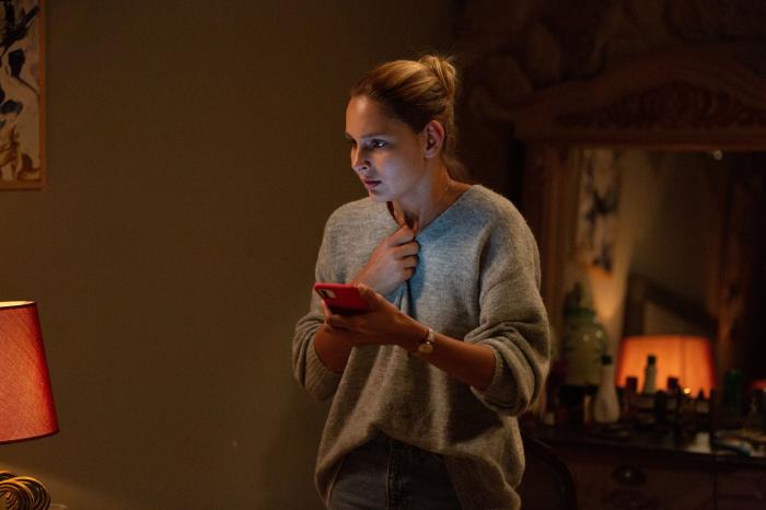 Jessica May poartă părul prins în coc