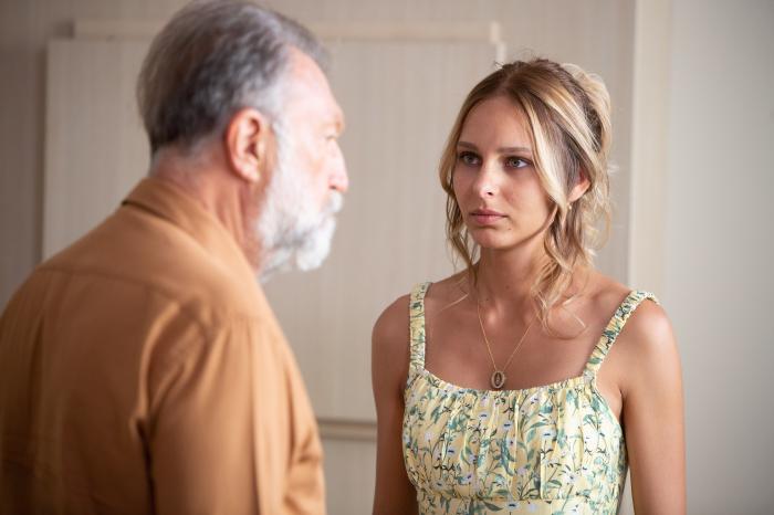 Jessica May poartă o rochie verde fără mâneci