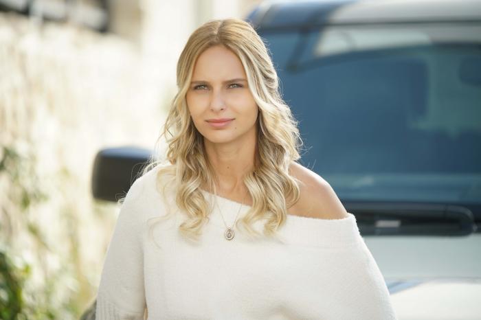 Jessica May poartă o bluză albă