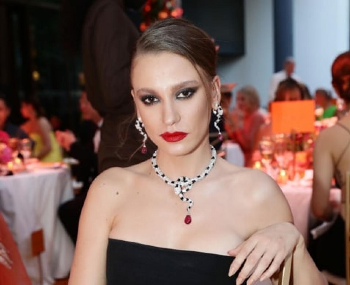 actrița poartă o rochie neagră fără mâneci