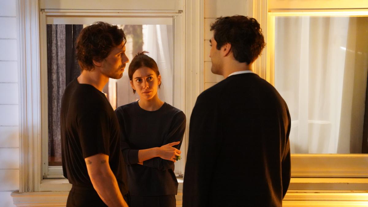 trei actori din serial, doi bărbați și o femeie