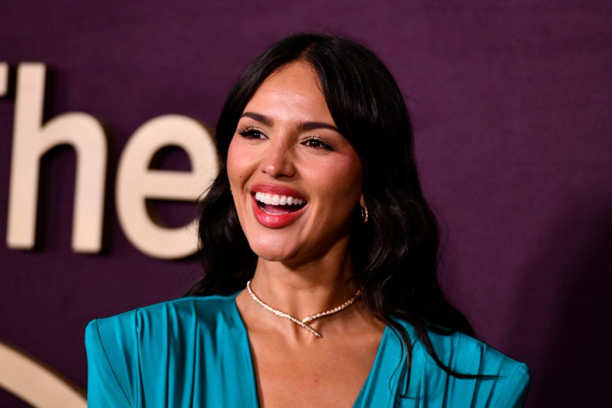 actriță zâmbește și poartă o rochie albastră