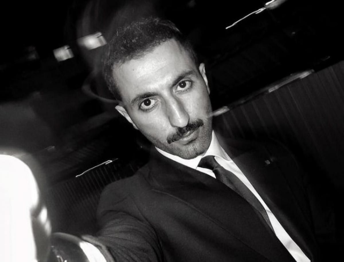 actor poartă un costum negru