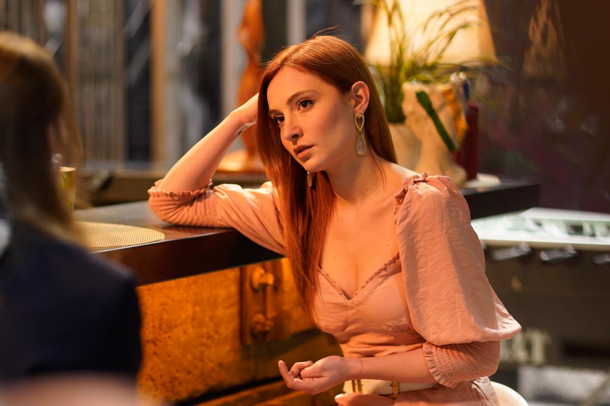 actrița poartă părul într-o parte și o rochie de voal