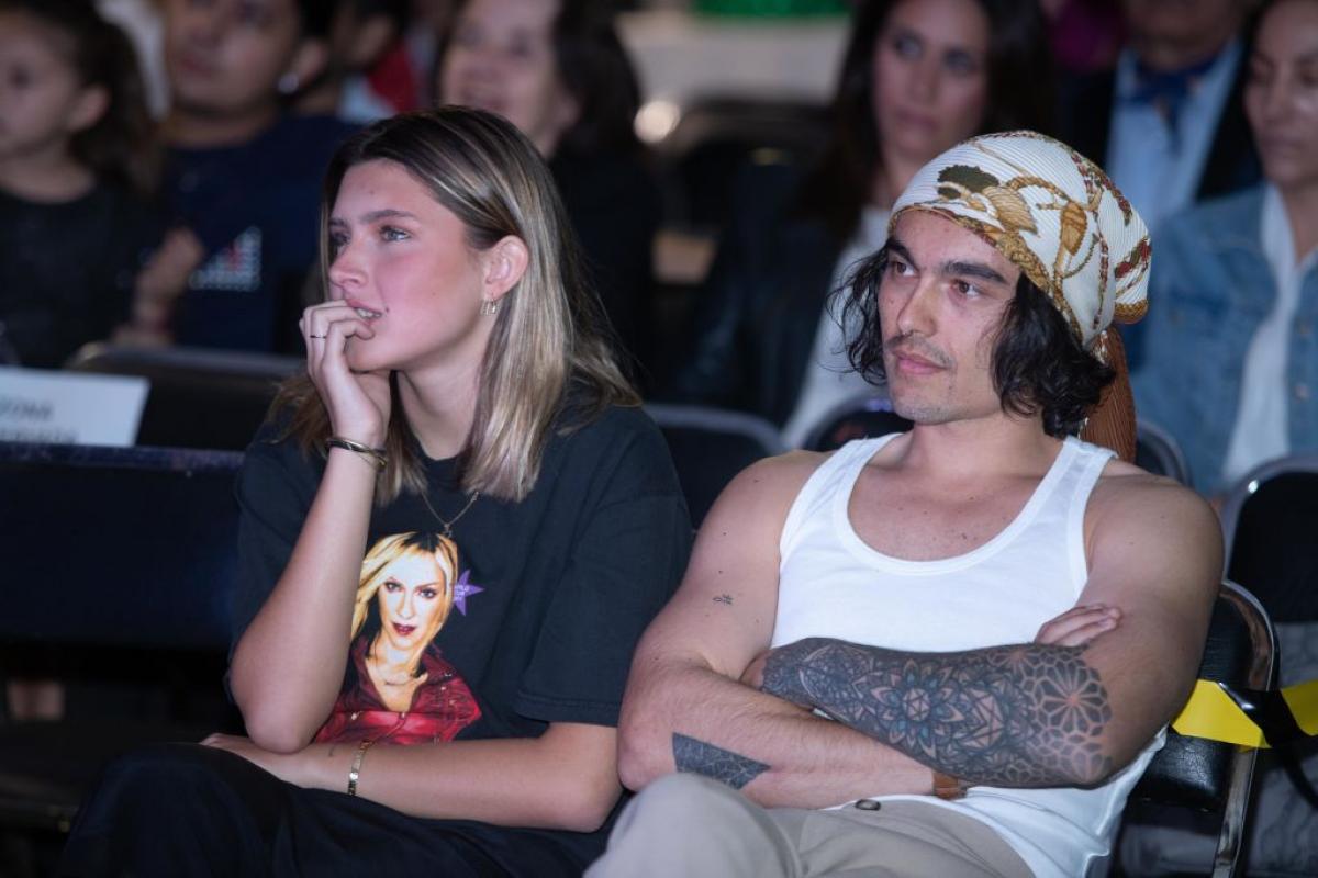 artiști și frați stau unul lângă celălalt