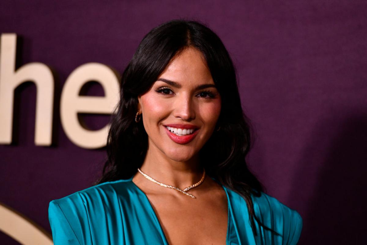 actriță zâmbește și poartă o rochie albastră