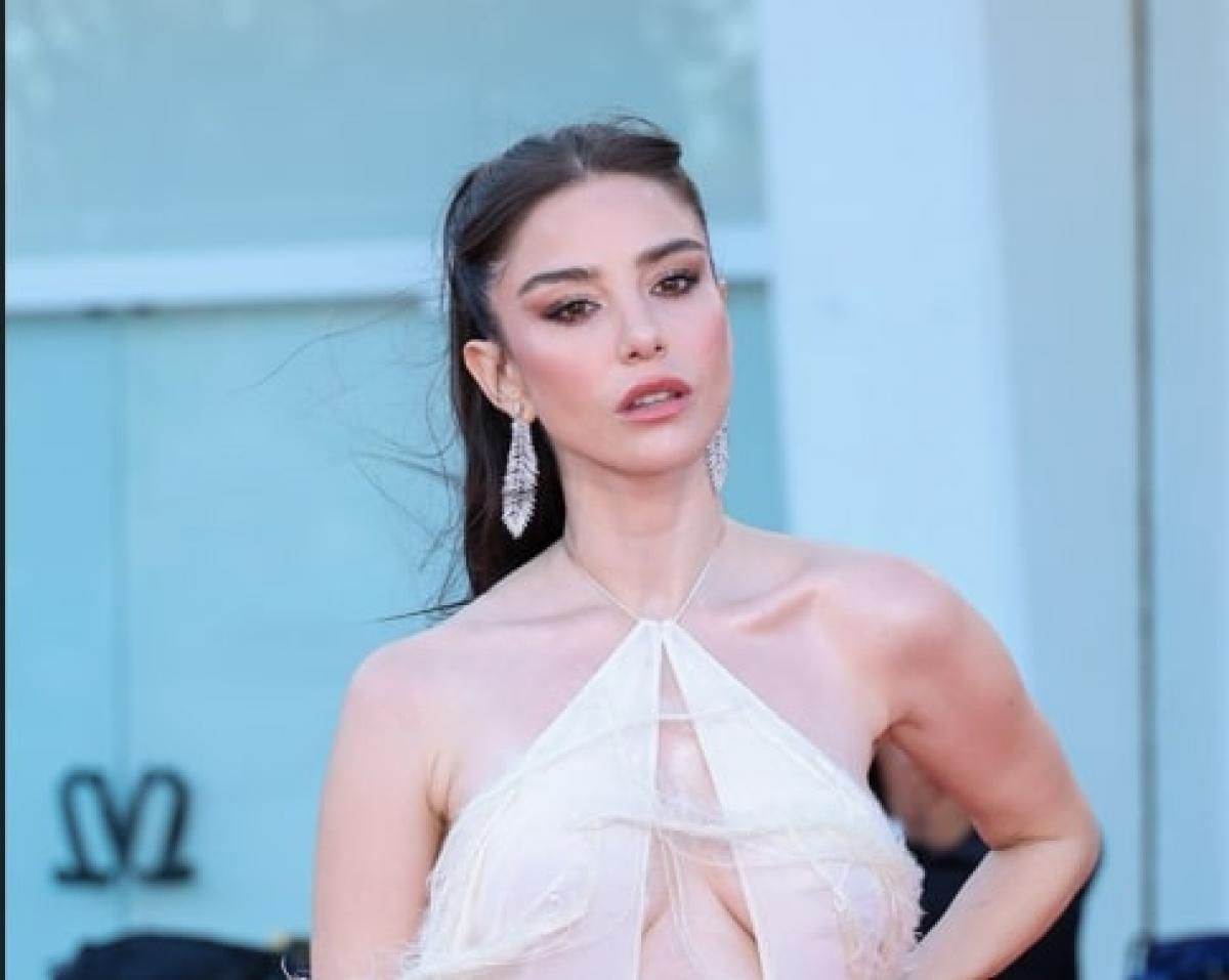 actrița poartă o rochie de voal fără mâneci și părul prins în coadă