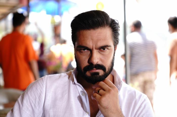 actor poartă o cămașă albă cu mâneci lungi