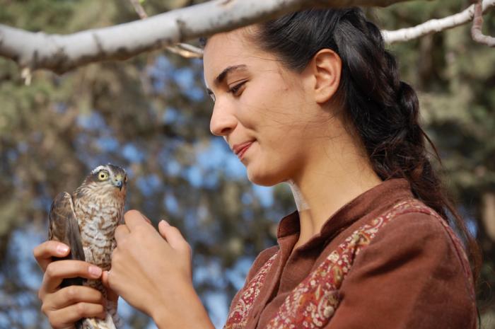 actrița poartă o bluză închisă la culoare