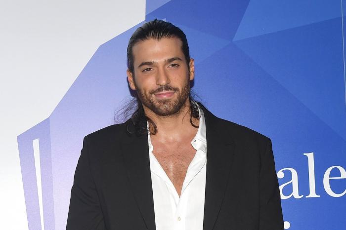 actorul can yaman poartă o cămașă albă și un sacou negru