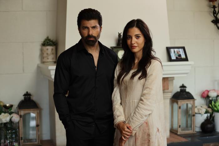 actori stau unul lângă celălalt