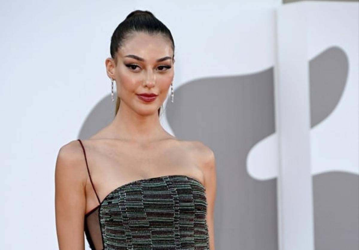 actrița poartă o rochie fără mâneci și are părul prins