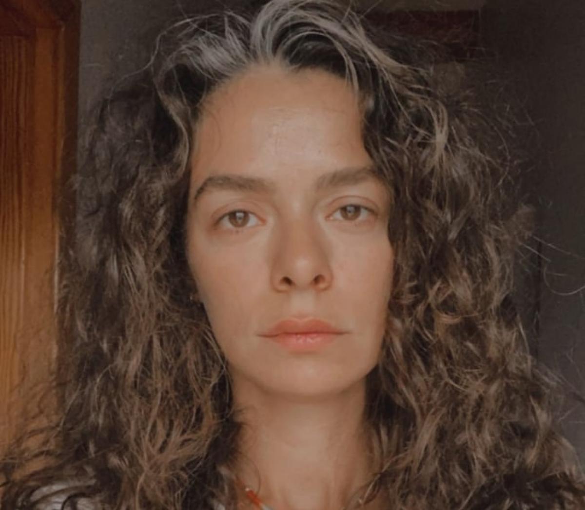 actrița poartă părul desprins și lung