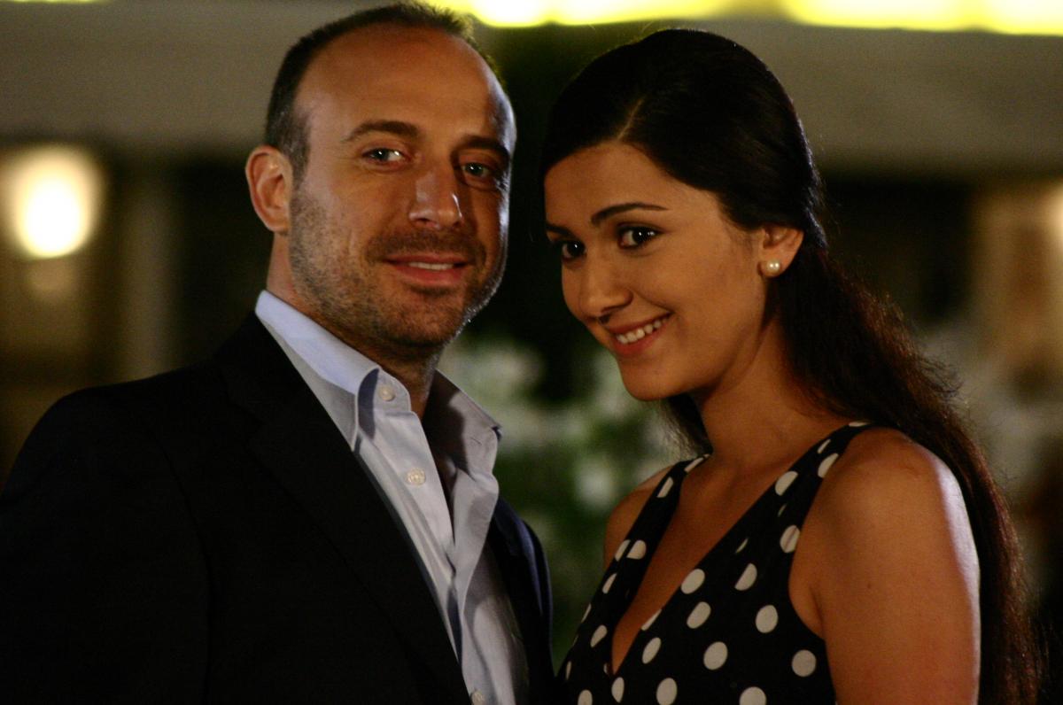 actori stau unul lângă celălalt