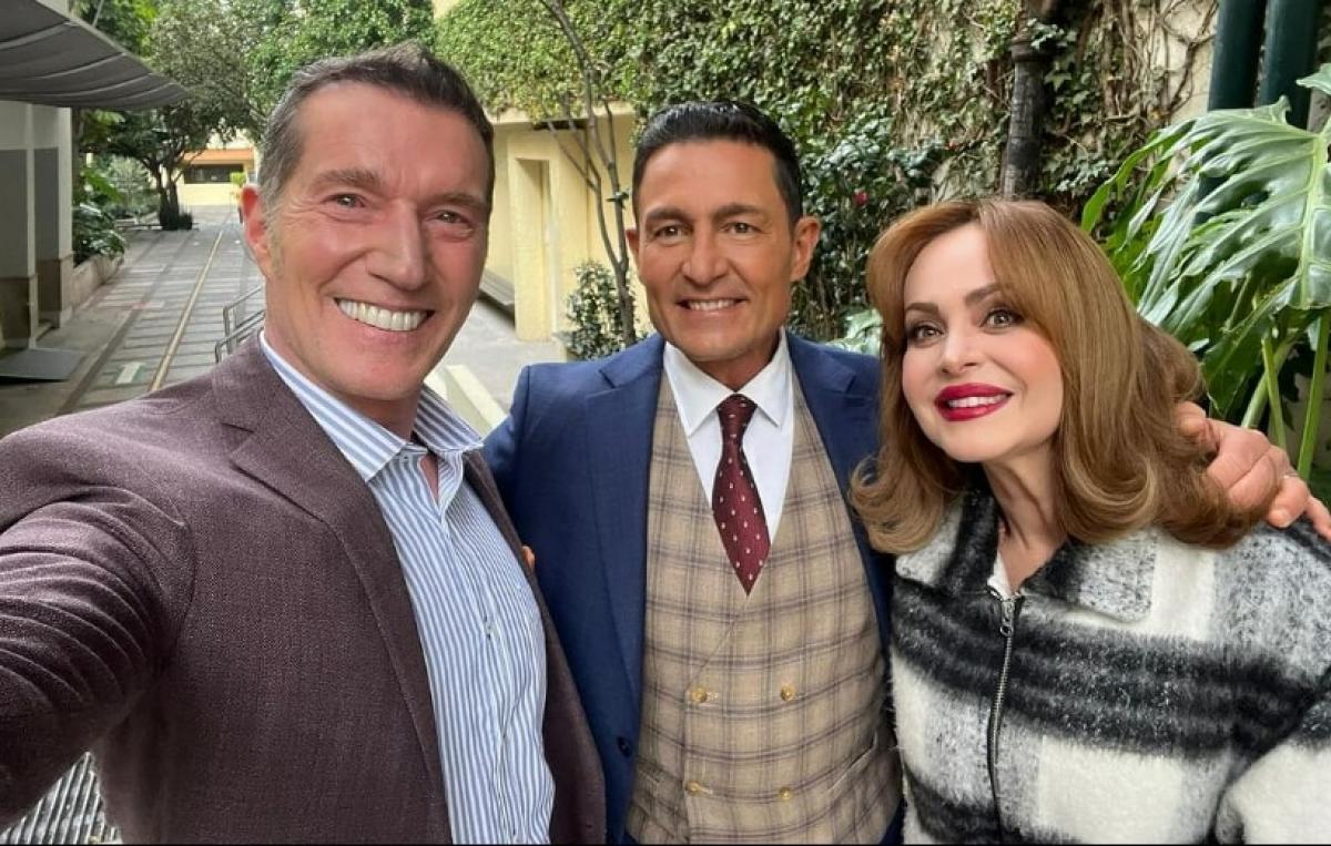 actori stau unul lângă celălalt și zâmbesc