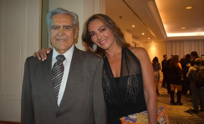 actor stă lângă fiica lui și amândoi zâmbesc