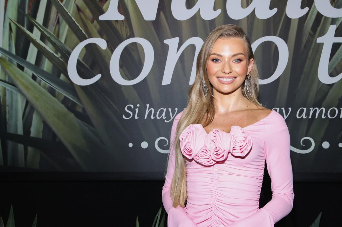 actrița poartă o rochie roz, lungă