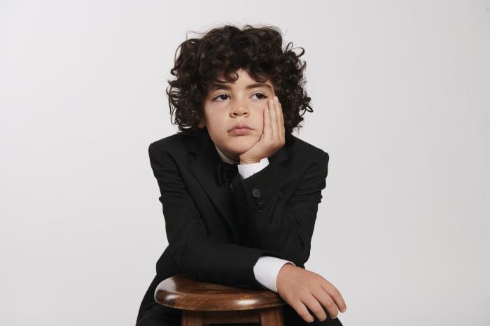 actor poartă un costum negru