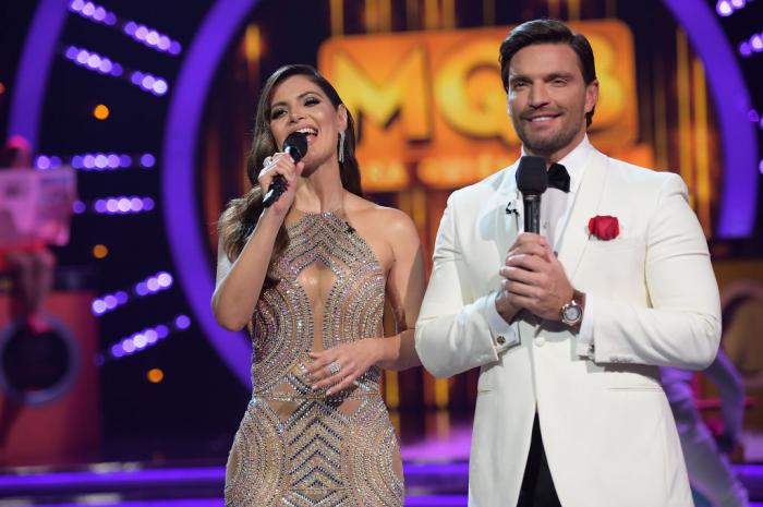 celebrii pe scenă cu microfoane în mână