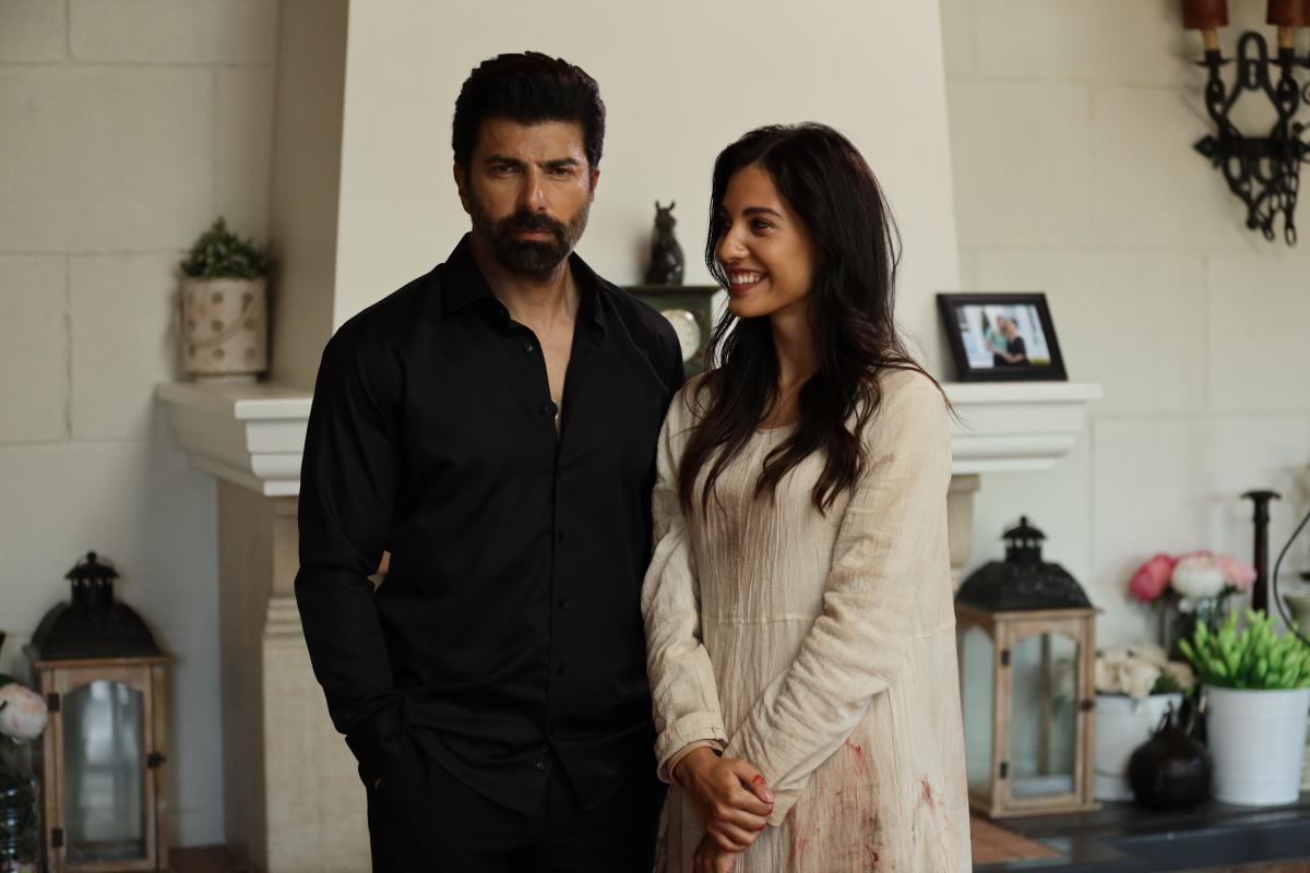 actori stau unul în fața celuilalt