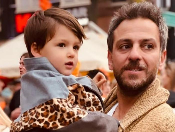 actori își ține în brațe fiul