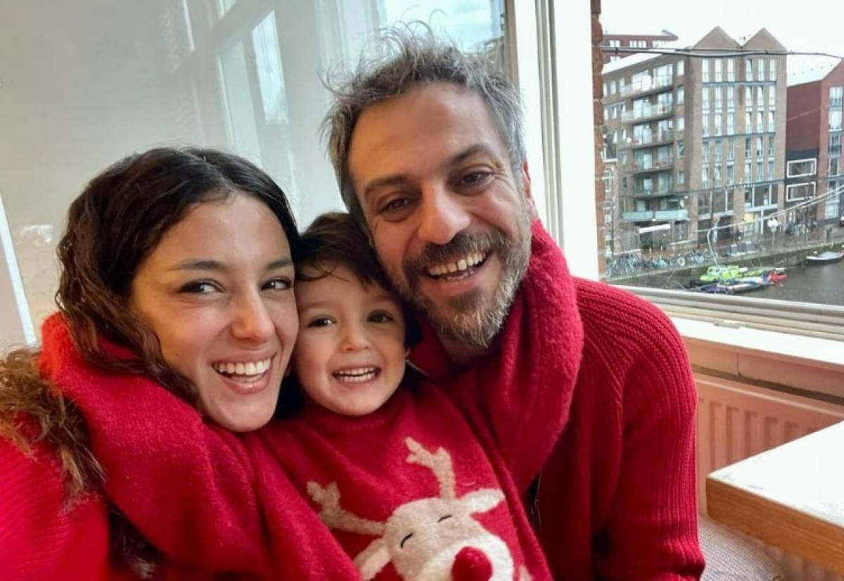 familie stă îmbrățișată