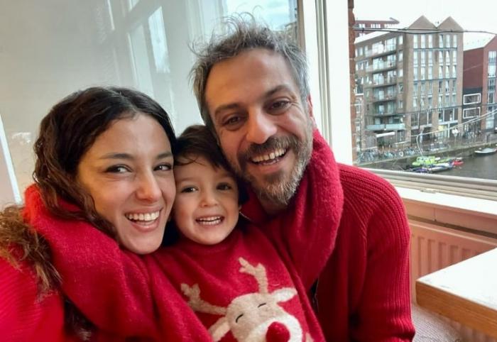 familie stă îmbrățișată