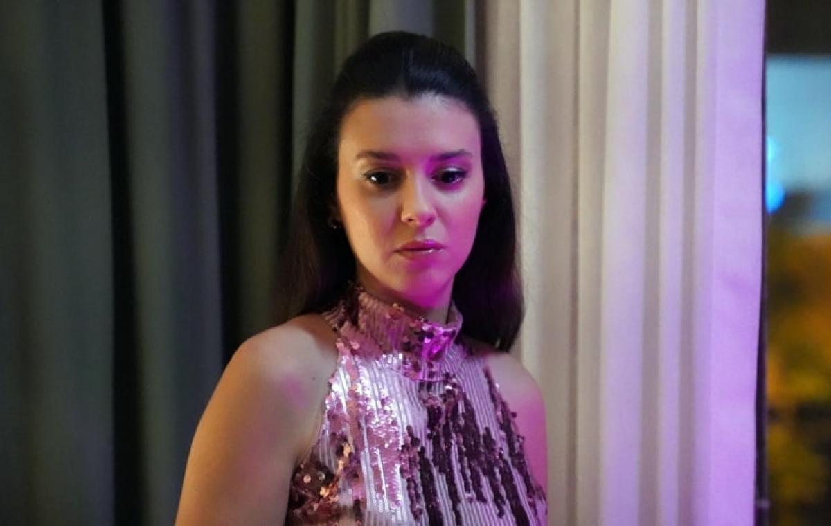 actrița poartă o rochie fără mâneci cu părul lung