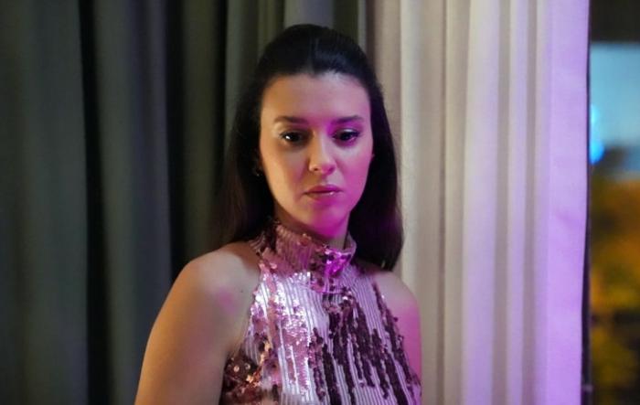 actrița poartă o rochie fără mâneci cu părul lung