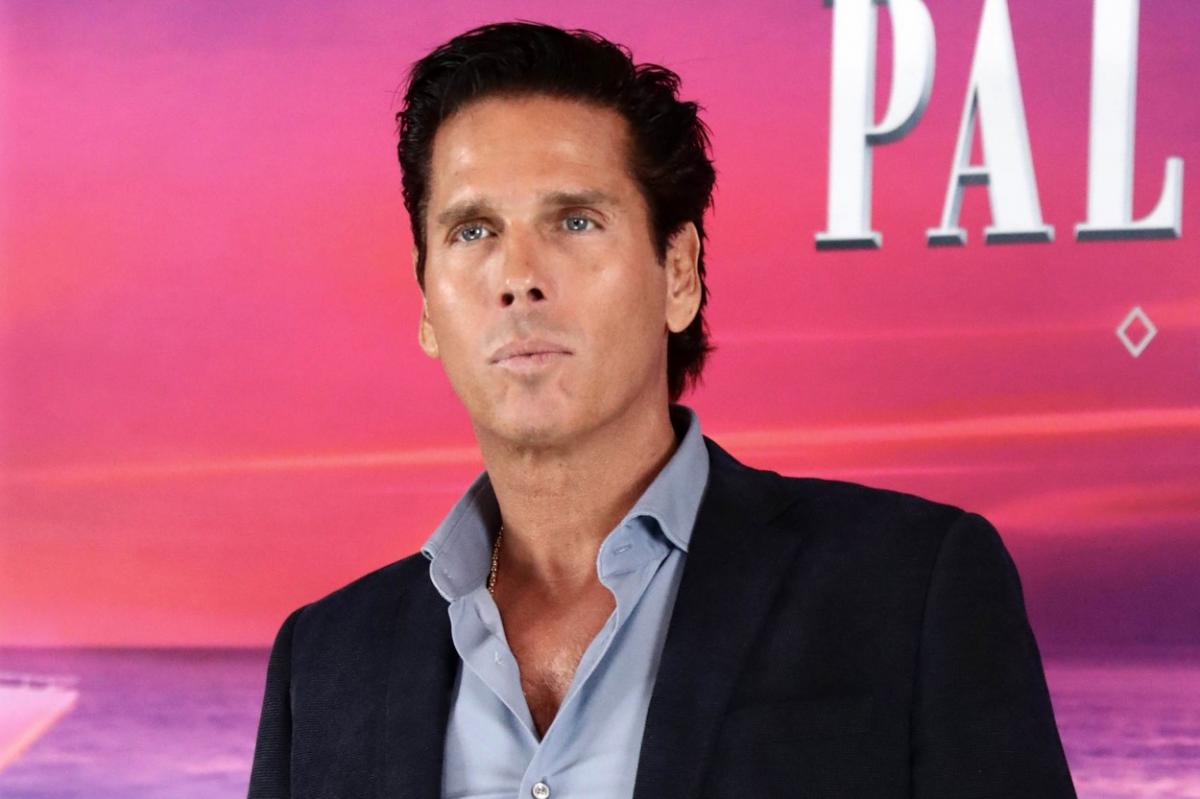 actor poartă sacou negru