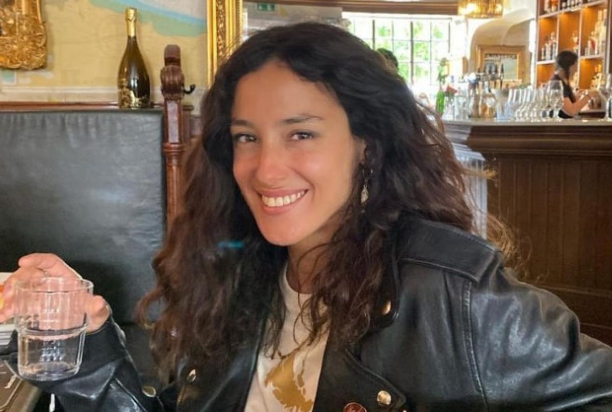 actrița poartă un tricou și geacă de piele și zâmbește